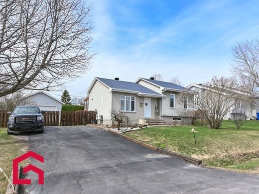 Country House in Saint-Joseph-du-Lac, Laurentides