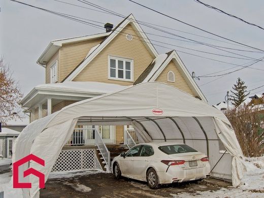 Landhuis in Sainte-Marthe-sur-le-Lac, Laurentides