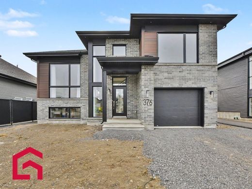 Country House in Sainte-Marthe-sur-le-Lac, Laurentides