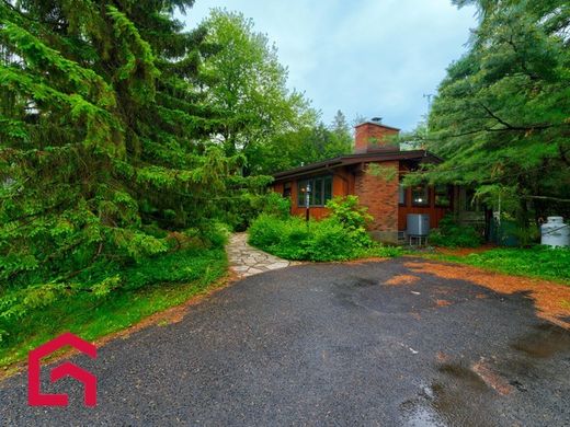 Country House in Otterburn Park, Montérégie