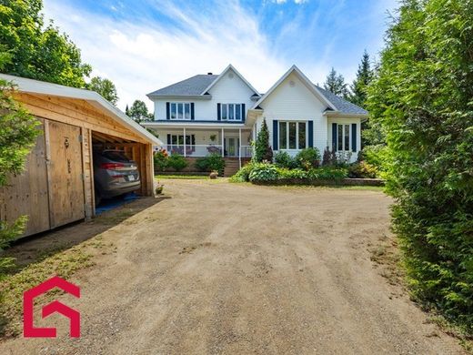Country House in Saint-Mathieu-du-Parc, Mauricie