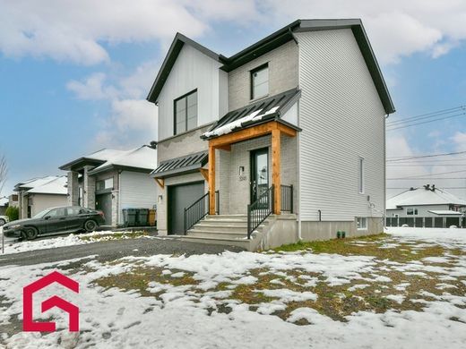 Country House in Sainte-Marthe-sur-le-Lac, Laurentides