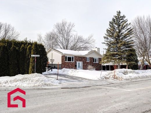 Country House in Bois-des-Filion, Laval Region