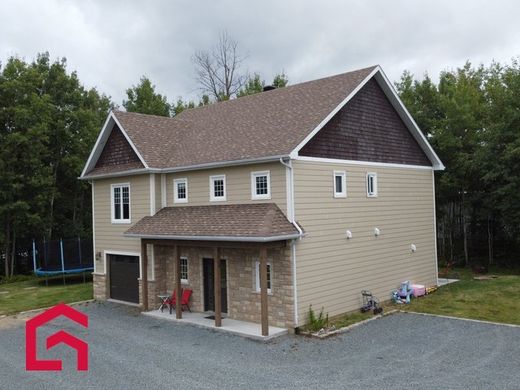 Landhuis in Val-d'Or, Abitibi-Témiscamingue