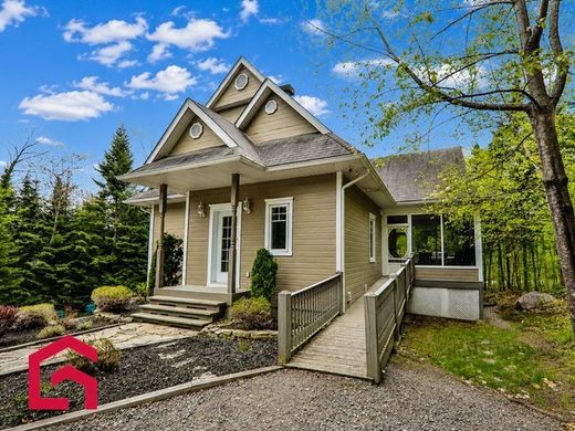Country House in Sainte-Marguerite-du-Lac-Masson, Laurentides