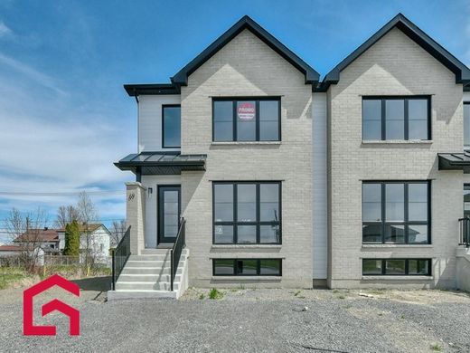 Country House in Saint-Joseph-du-Lac, Laurentides