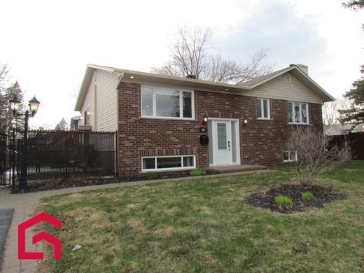 Country House in Bois-des-Filion, Laval Region