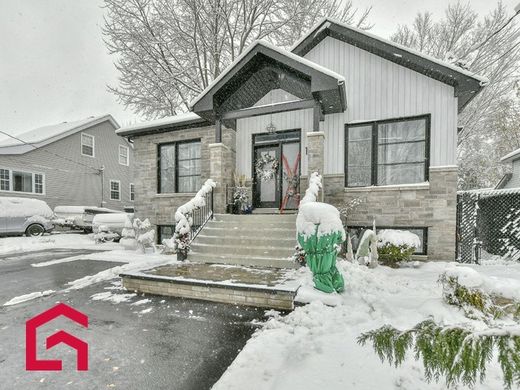 Casa de campo en Sainte-Marthe-sur-le-Lac, Laurentides