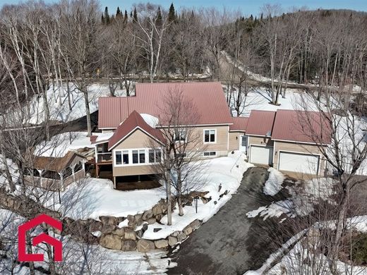 Country House in Sainte-Marguerite-du-Lac-Masson, Laurentides