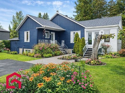 Country House in Otterburn Park, Montérégie