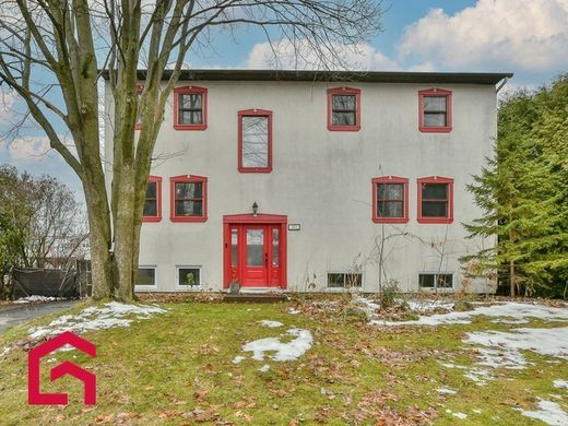 Country House in Sainte-Marthe-sur-le-Lac, Laurentides