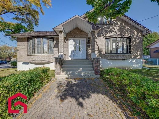 Landsitz in Saint-Léonard, City of Montréal