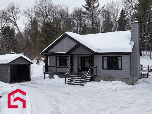 Country House in Sainte-Anne-des-Lacs, Laurentides