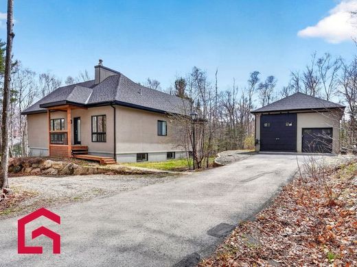 Country House in Sainte-Anne-des-Lacs, Laurentides