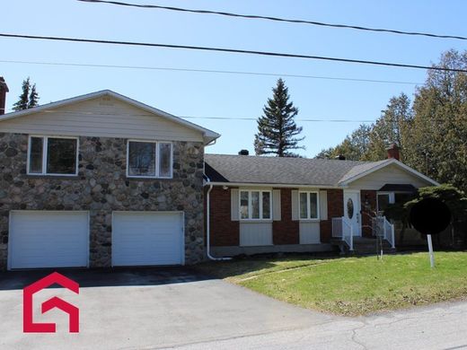 Country House in Otterburn Park, Montérégie