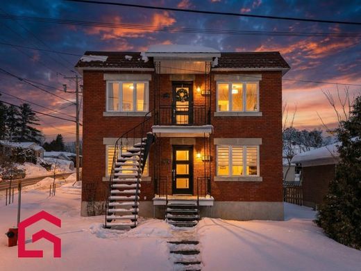 Landsitz in Saint-Jérôme, Laurentides