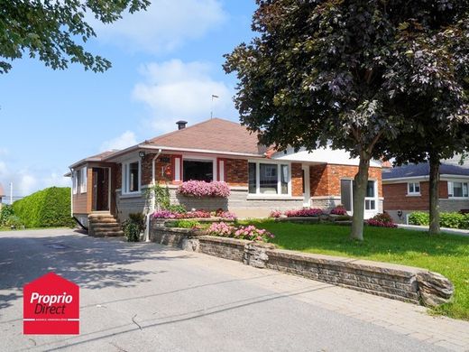 Country House in Saint-Sulpice, Quebec