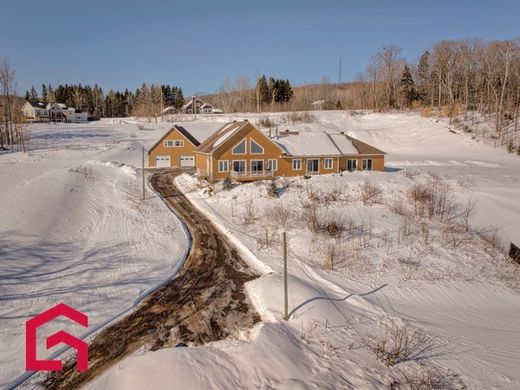 Country House in Saint-Gabriel-de-Brandon, Lanaudière