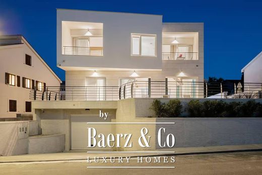 Villa for sale in Selca