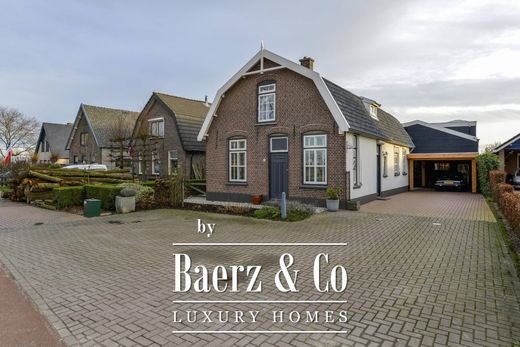 Farmhouse in Wadenoijen, Gemeente Tiel