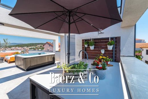 Casa di città a Okrug Donji, Okrug