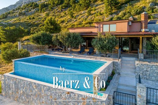 Dom miejski w Omiš, Grad Omiš