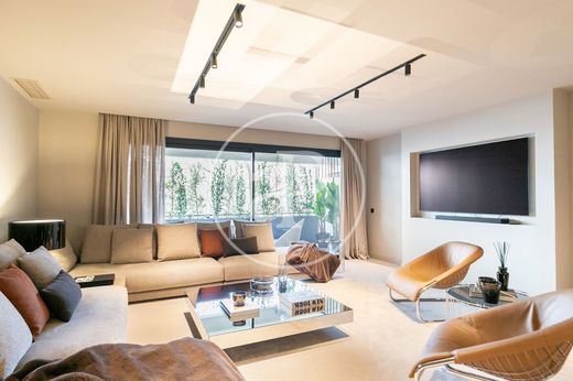 Apartment / Etagenwohnung in Barcelona, Provinz Barcelona