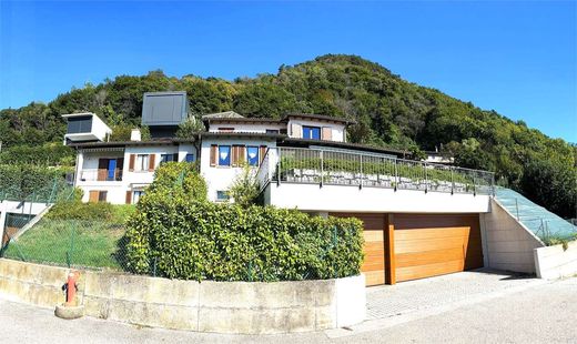 Villa Morbio Superiore, Mendrisio District