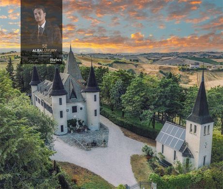 Château à Poggio San Marcello, Ancône