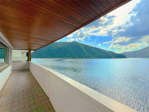 Villa in Bissone, Lugano