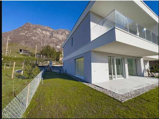 Twee-onder-een-kapwoning in Arogno, Lugano