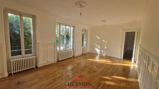 Apartment / Etagenwohnung in Colombes, Hauts-de-Seine