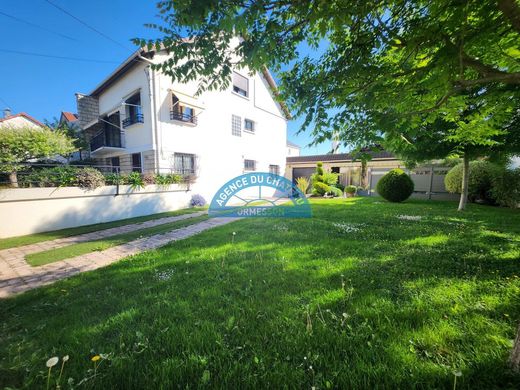 Luxury home in Ormesson-sur-Marne, Val-de-Marne