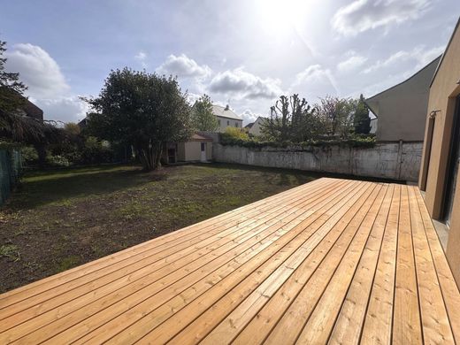 Luxury home in Bry-sur-Marne, Val-de-Marne