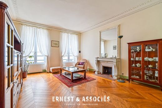 Apartment in Canal Saint Martin, Château d’Eau, Porte Saint-Denis, Paris