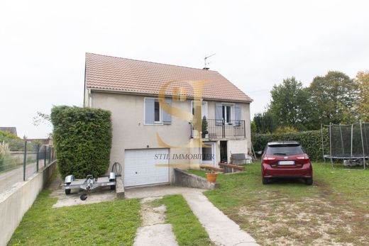 منزل ﻓﻲ La Ville-du-Bois, Essonne