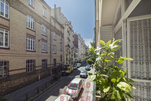 Apartment in Montmartre, Abbesses, Grandes-Carrières, Paris