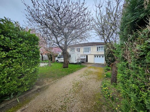Casa di lusso a Ormesson-sur-Marne, Val-de-Marne