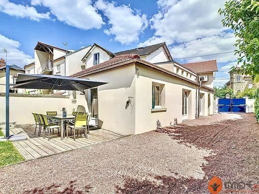 Luxus-Haus in Magny-le-Hongre, Seine-et-Marne