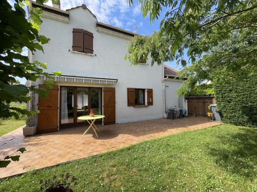 Luxury home in Mandres-les-Roses, Val-de-Marne