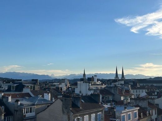Apartment / Etagenwohnung in Pau, Pyrénées-Atlantiques
