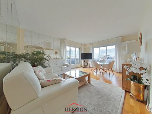 Apartment in Courbevoie, Hauts-de-Seine