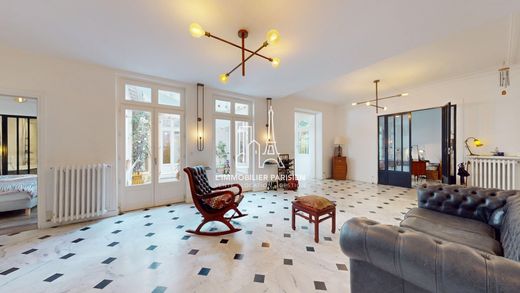 Apartment in Montmartre, Abbesses, Grandes-Carrières, Paris