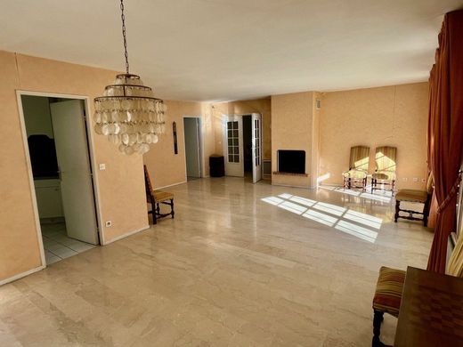 Apartment / Etagenwohnung in Le Plessis-Robinson, Hauts-de-Seine