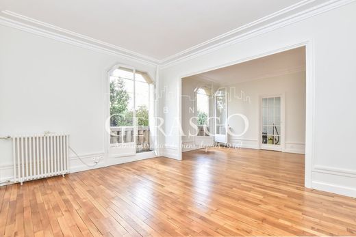 Apartment / Etagenwohnung in Tour Eiffel, Invalides – Ecole Militaire, Saint-Thomas d’Aquin, Paris