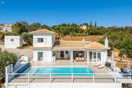 Villa for sale in Santa Bárbara de Nexe