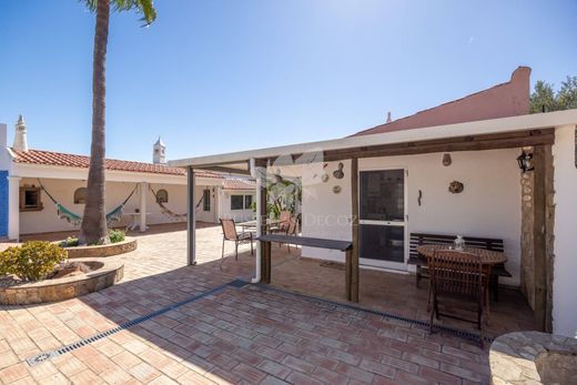 ﻣﻨﺰﻝ ﺭﻳﻔﻲ/ ﺑﻴﺖ ﻤﺰﺭﻋﺔ ﻓﻲ São Brás de Alportel, Distrito de Faro