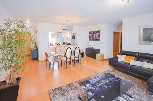 Apartment / Etagenwohnung in São Martinho, Funchal