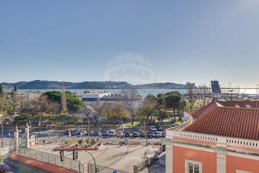 Apartment / Etagenwohnung in Oeiras, Lissabon