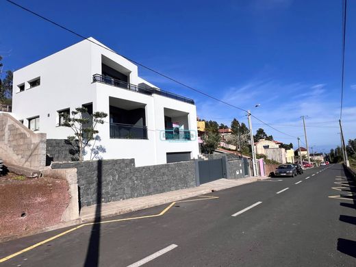 Villa in Estreito de Câmara de Lobos, Câmara de Lobos